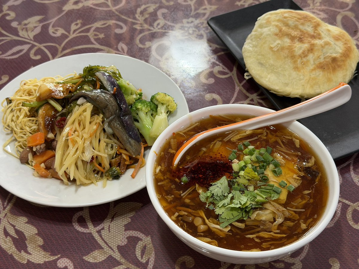 ohsamu's tweet photo. 蕨駅近くの団地1階に入っている雨宝斋で朝食。NHK首都圏ニュースで知って行ってみた。
竹の塚では続かない早餐の店だけど、団地レベルで住人がいれば、こんなに美味しい店が成り立つのね。9種類の拌菜を盛ってもらった皿、豆腐脳、肉夾饃 https://t.co/1PWiEpOuQ1