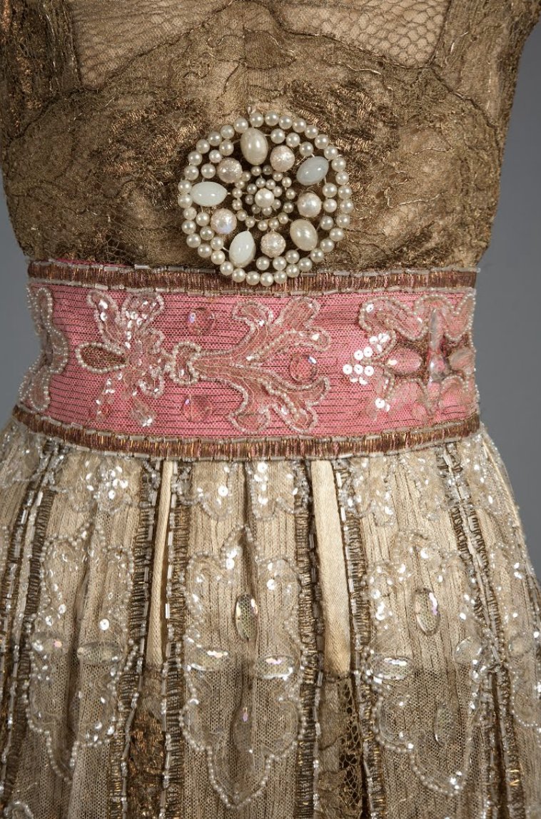 LaurenCDeutsch's tweet photo. Just something pretty for today's #ootd- this 1919 French evening gown made of silk charmeuse, taffeta, lame, metallic lace and embroidered with glass beads and plastic sequins. #Fashionhistory https://t.co/Rvps1cI2AB