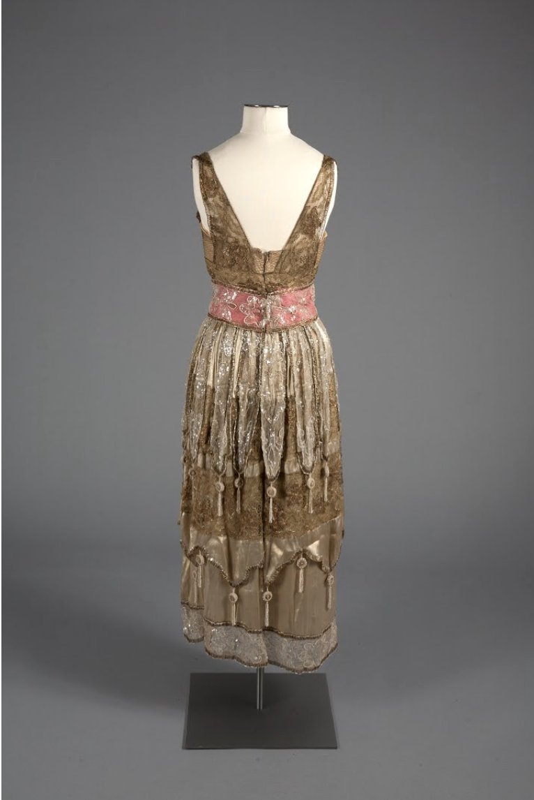 LaurenCDeutsch's tweet photo. Just something pretty for today's #ootd- this 1919 French evening gown made of silk charmeuse, taffeta, lame, metallic lace and embroidered with glass beads and plastic sequins. #Fashionhistory https://t.co/Rvps1cI2AB