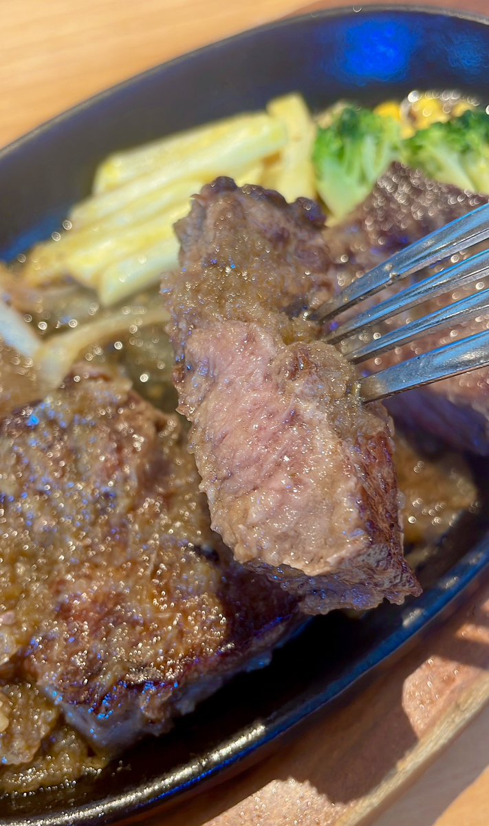 com3d2ouen's tweet photo. お昼にステーキ〜！今日は筋トレ日だからモリモリ肉食べるぞ〜💪🦈💪

肉って冷めると美味しく無いから、早食いになっちゃう🥰✨ https://t.co/BDXXsBOCqu