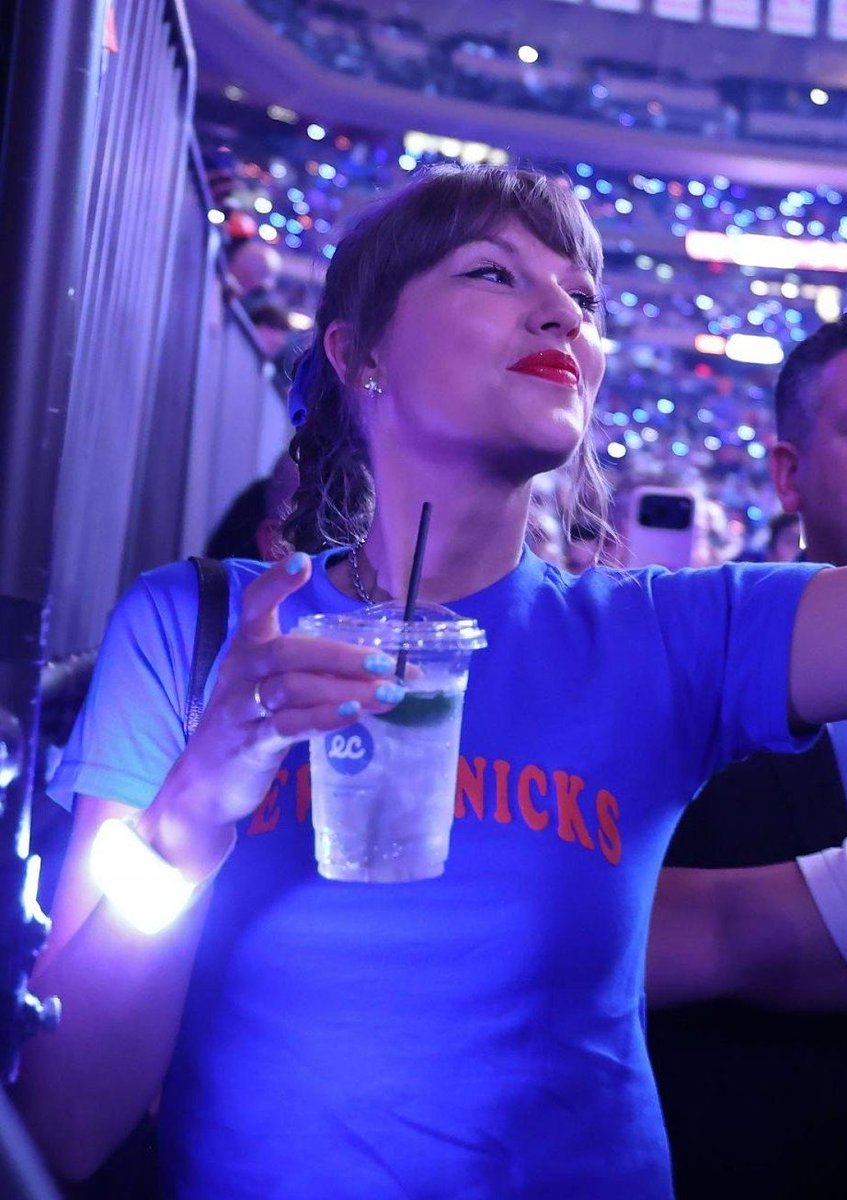 TSwiftNZ's tweet photo. the light up bracelet 🥺 https://t.co/Ox867C4Rzh