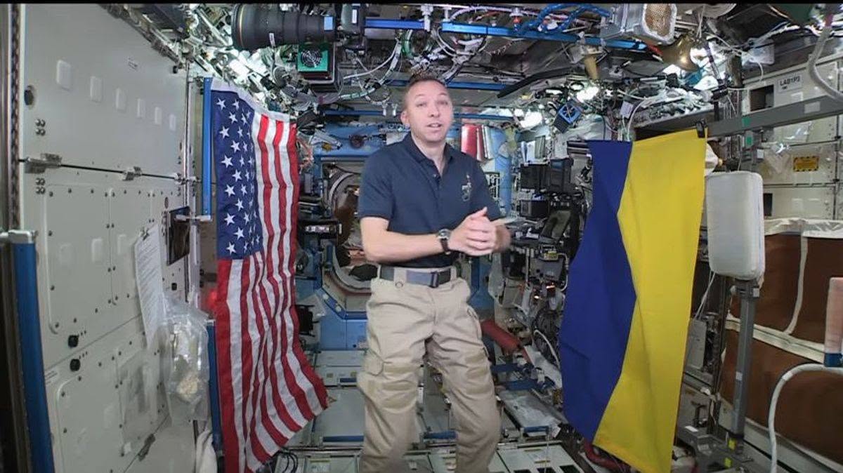 Spaceman101's tweet photo. Randy Breznik COMMANDER of Artemis III has long supported Ukraine. In 2017, 20 years after Leonid Kadeniuk did, Randy unfolded the Ukranian flag in space onboard the ISS. He received the flag in the Dnieper, where he spent time with his family &amp; his adopted son, Wyatt! https://t.co/v9g9W9FIt2