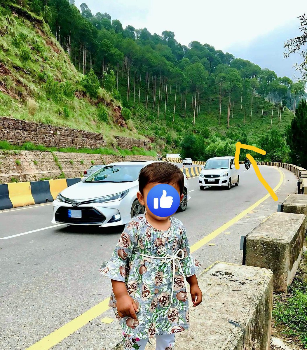 P11943PakArmy's tweet photo. کل سے اس افسوسناک واقعے بعد دل شدید رنجیدہ ہے۔
ملتان سے مری جانے والی فیملی یہاں مری موٹروے پر حادثے کا شکار ہو گئ۔ جس میں دس یا اس سے زائد خواتین اور بچے شہید ہوگئے۔
اللہ تعالی تمام شہد۔اء کی مغفرت فرمائے۔
جلتی ہوئ گاڑی کے پیچھے جو لوگ ہاتھ رکھ کر کھڑے ہیں مجھے ان کے احمق ہونے پر ہمیشہ افسوس رہے گا۔ جو پندرہ منٹ دیکھتے رہے لیکن بیک شیشہ نہیں توڑا۔
دیکھتے ہی دیکھتے تمام لوگوں کے سامنے اندر بیٹھے انسان زندہ جل گئے۔
کچھ لوگ کہہ رہے تھے کہ موڑ کاٹتے ہوئے گاڑی لگی، ایسا نہیں ہے، میں یہاں دس سال سے گزرتا ہوں یہ جگہ خطرناک بلکل نہیں، ڈرائیور کو نیند آنے کی وجہ ہوسکتی ہے۔
 ریسکیو بہت لیٹ پہنچی، پولیس کے پاس فائر ایکسٹنگشر نہیں تھا۔۔۔اور چالان پر چالان کرنے اور ٹول ٹیکس وصول کرنے والا سارا سسٹم بے نقاب ہوگیا۔