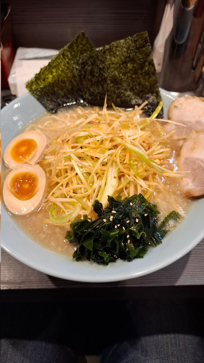 redswift_rider's tweet photo. 昨日の🍜
ラーメンショップ〇化
で特製ラーメン❗

背脂浮いた家系に近いコク旨スープだけど、中細麺でスルスル食べやすい！
山盛りの辛味ネギは唐辛子の辛さというより、ネギそのもののツンとした辛味がしっかり目立ってて最高！濃厚スープに生のネギのパンチが抜群に合うぜ😋

ご馳走様でしたッ‼️ https://t.co/oQ2KwL6ing
