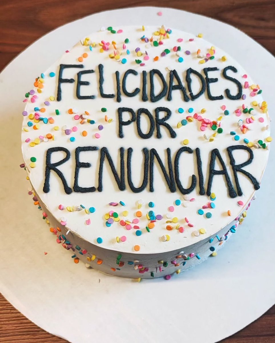 sheldon5's tweet photo. Jajaja amo que renunciar a BNN sea visto como un premio más que otra cosa. Hoy se fue alguien más del equipo de Social y hasta pastel le mandaron! https://t.co/wzIVt6fVoM