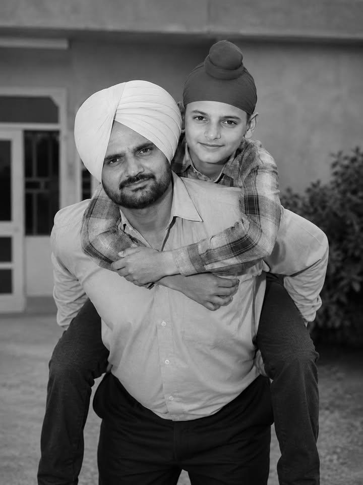 Mehragirl2's tweet photo. ਤਸਵੀਰਾਂ ਮੁਸਕੁਰਾਉਂਦੀਆਂ ਨੇ, ਪਰ ਯਾਦਾਂ ਰੁਲਾ ਜਾਂਦੀਆਂ ਨੇ..🥀 Happy Birthday 🎂 legend #SidhuMoosewala ♥️
#JusticeForSidhuMooseWala https://t.co/NepJwsd42M