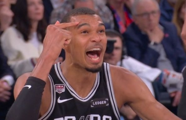 FlorianBenfaid's tweet photo. 𝗚𝗔𝗠𝗘 𝟭
Les Spurs mènent de 𝟭𝟰 points (défaite)

𝗚𝗔𝗠𝗘 𝟮
Les Spurs mènent de 𝟭𝟮 points (défaite)

𝗚𝗔𝗠𝗘 𝟰
Les Spurs mènent de 𝟮𝟵 points (défaite)

Le combo « perte de balle + faute » de Wemby, le 0/2 de Wemby aux lancers, le layup de Fox…

TROP D'ERREURS = 💀 https://t.co/EFv5LsVkjV