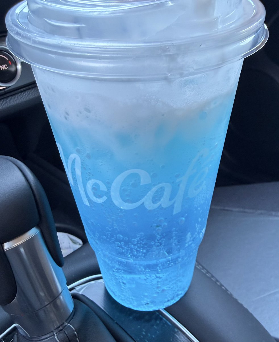 Domdoken's tweet photo. ユニコーンのおしっこの味がどんなものか気になったことがあるなら、マクドナルドでこれを注文してみて。🦄🥤🚱 https://t.co/7rVzz9aWMP