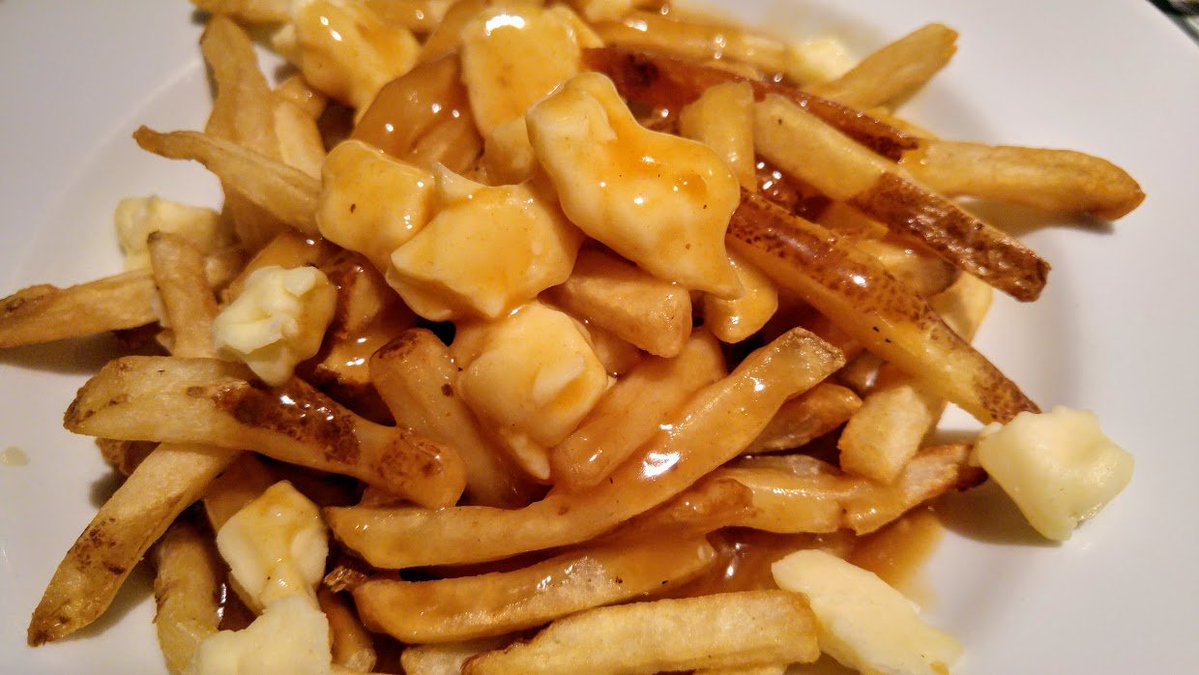 Dragoniade's tweet photo. Frites, sauce brune et fromage Skouik Skouik.
C'est ce qui compose la poutine, un met originaire du Québec. Mais c'est aussi un exemple d'appropriation culturelle du Canada envers le Québec. 
Alors, savourez une bonne VRAI poutine et pensez au Québec. Pas d'imitation! https://t.co/ZyqUTNp3ST