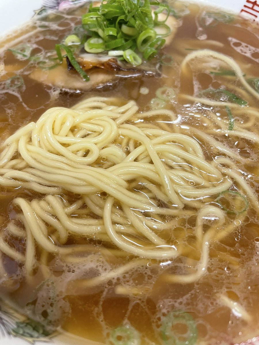 yuhiro_y's tweet photo. こいこい���ーメン@牛田本町
ラーメン定食 850円

定食はおむすびor半チャーハンを選択。かなりライトな豚骨醤油ラーメンで塩気が強めのあっさりスープにしっかり食感の中細麺。チャーシューは柔らかでこちらも濃い味。逆にチャーハンは薄味でラーメンに合うようにしているのかも。御馳走さまでした。 https://t.co/CLnTQ8LGCp