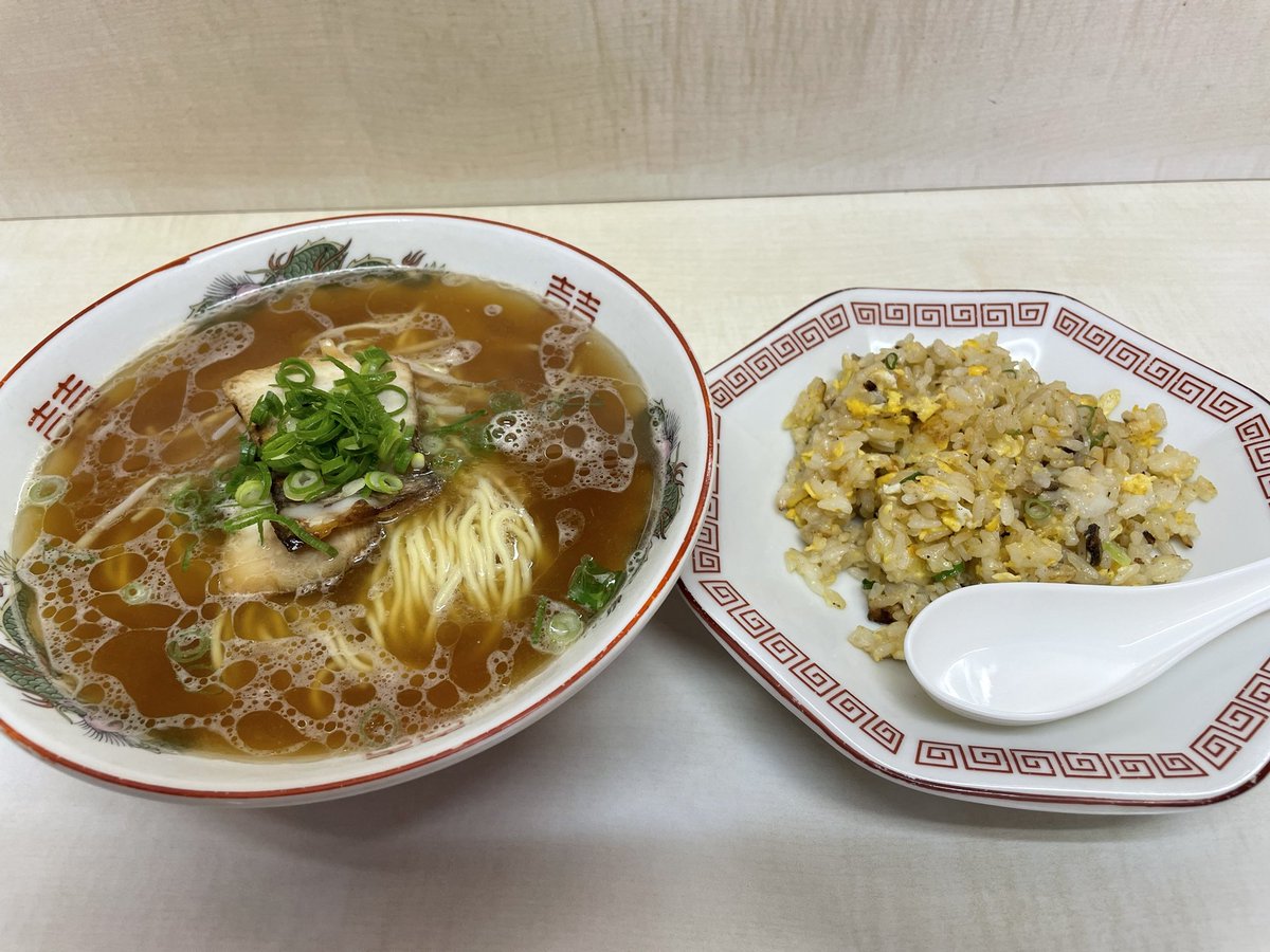 yuhiro_y's tweet photo. こいこい���ーメン@牛田本町
ラーメン定食 850円

定食はおむすびor半チャーハンを選択。かなりライトな豚骨醤油ラーメンで塩気が強めのあっさりスープにしっかり食感の中細麺。チャーシューは柔らかでこちらも濃い味。逆にチャーハンは薄味でラーメンに合うようにしているのかも。御馳走さまでした。 https://t.co/CLnTQ8LGCp