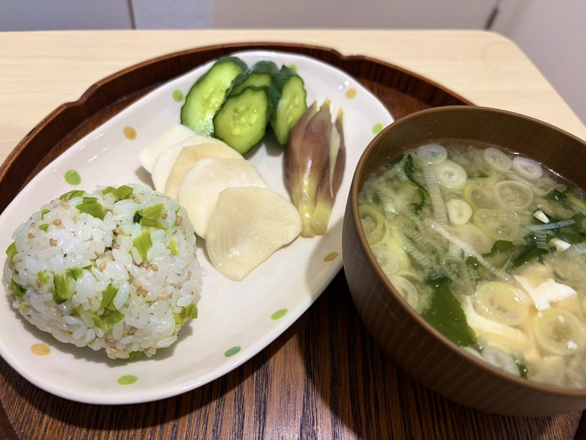 Kao_Tech_'s tweet photo. 頭が痛いのは、二日酔いなのか、気圧のせいなのか、恋の病なのか🥺💚
最近毎日在宅ワークのお昼休みにお昼寝しないでピラティス行ってるのに今日は
無理です🥺
治るまで大人しくしてます。。
糠漬け始めてみました。かぶの葉っぱはおにぎりにしました🍙 https://t.co/saZQcmZYA8