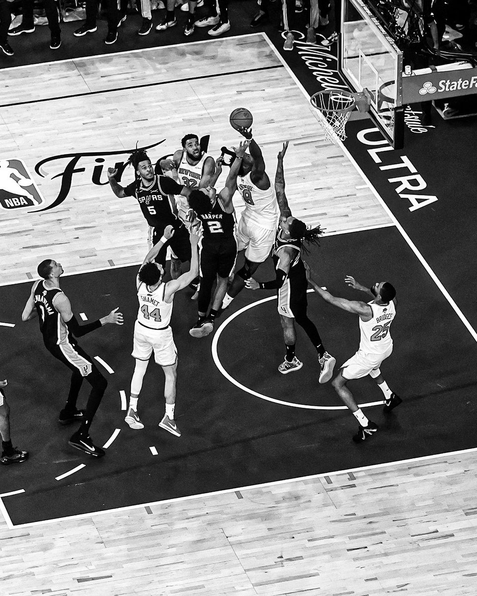 NBAdoPovo's tweet photo. Esta foto entrou pra história do basquete https://t.co/TtmpRQ7lgM