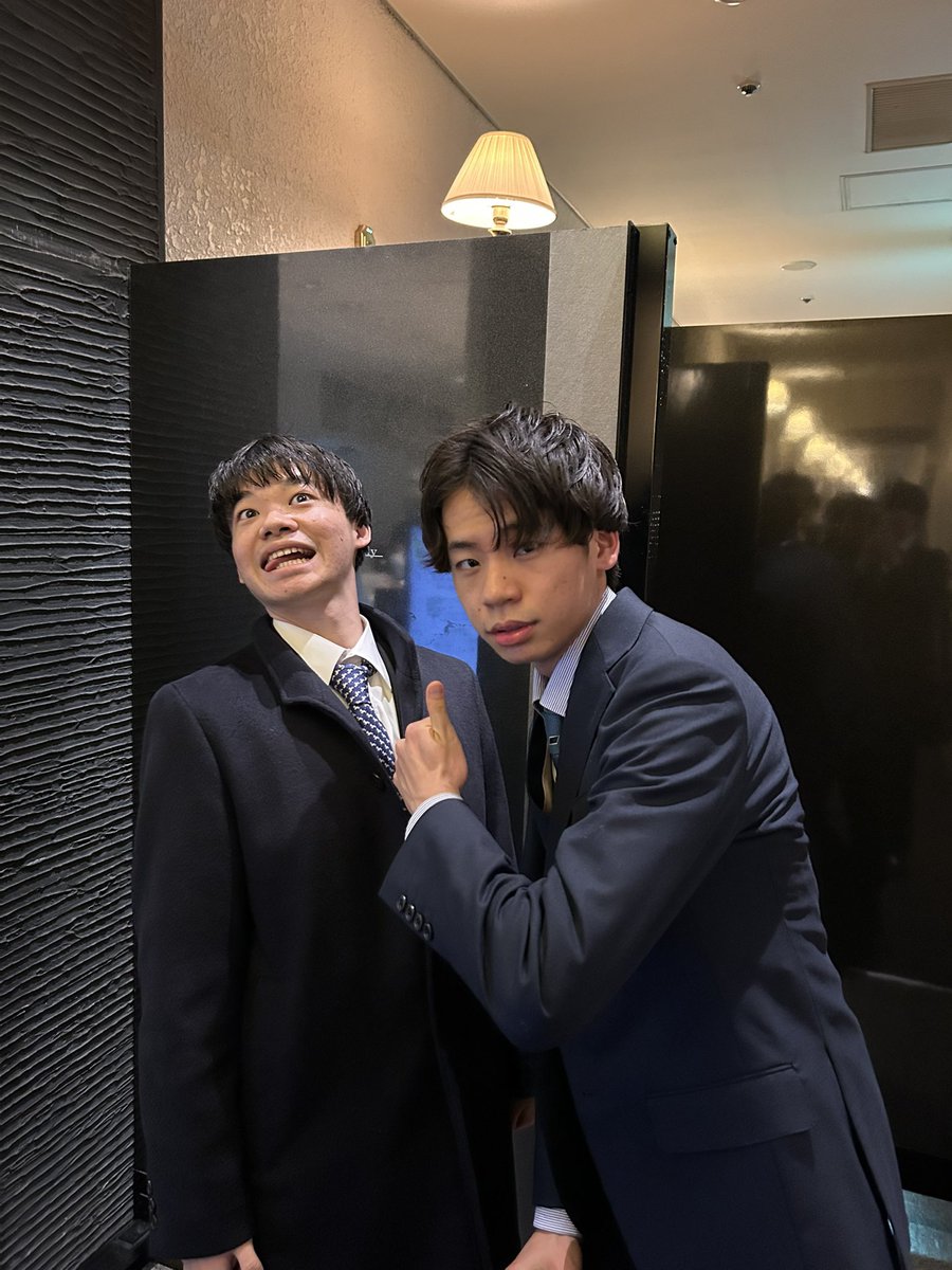 UjTc5's tweet photo. 【🦖演者紹介🦖】

①トドロキ
②小澤、柴崎
③トドロキは演者紹介を出さなかったです。
私はトドロキのこの写真が一番好き。成人シリーズ大好き。やろうとするコンビ間で撮ってくれる共通の友人がいることは素晴らしいことだと思います

チケットはこちら⬇️
https://t.co/487siBfgLz https://t.co/5YnpzpobUp