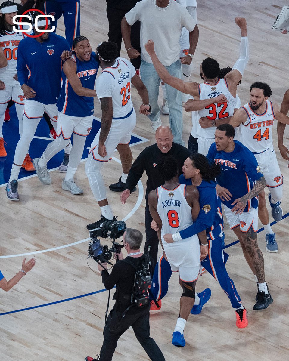 SC_ESPN's tweet photo. 🤯 ¿EL MEJOR PARTIDO DE #NBA QUE VISTE EN TU VIDA?

🔥 Los Knicks remontaron una diferencia de 29 puntos, derrotaron 107-106 a los Spurs y se pusieron 3-1 en las #NBAFinals https://t.co/QlySfDtgea