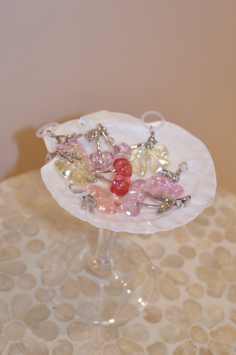 pomme_rouge_'s tweet photo. 店舗先行でも大人気のノベルティ
cherry &amp; ribbon charm🍒🎀

本日からオンラインでもスタート⋆𐙚 ₊˚

アパレルアイテム1点ご購入毎に
ランダムで1つプレゼントします🪄 https://t.co/ZeIqbCZ1kF