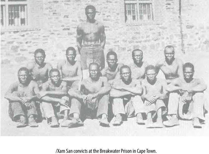 _KayTheLame_'s tweet photo. Don't fall for media propaganda. The idea of lightskinned "khoisan" and darkskinned "Bantu" is a way to divide abantu from abathwa. Pics:
1 - |Xam prisoners (no "Asiatic" phenotype)
2 - more |Xam
3 - "San" kids from Bots in a doc on Youtube.
4 - "San-Sotho" woman. https://t.co/V8jlRsVWrI
