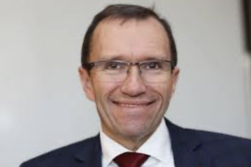 arbennec's tweet photo. Espen Barth Eide har samlet sine anti Trump/USA venner til møte i Oslo, Beslutningstakere og fredsmekler Forum 2026. Det Eide ikke sier er at reisen og utgiftene til den enkelte blir betalt av Norge, kommer nok på 10millioner. Ikke rart vi mangler penger til eldreomsorg, skoler osv. Disse deltagerne bor på luksushoteller og flyr førsteklasse. Støre skal på fotball VM i New York, koster millioner, om han kommer inn i USA vet ingen.
