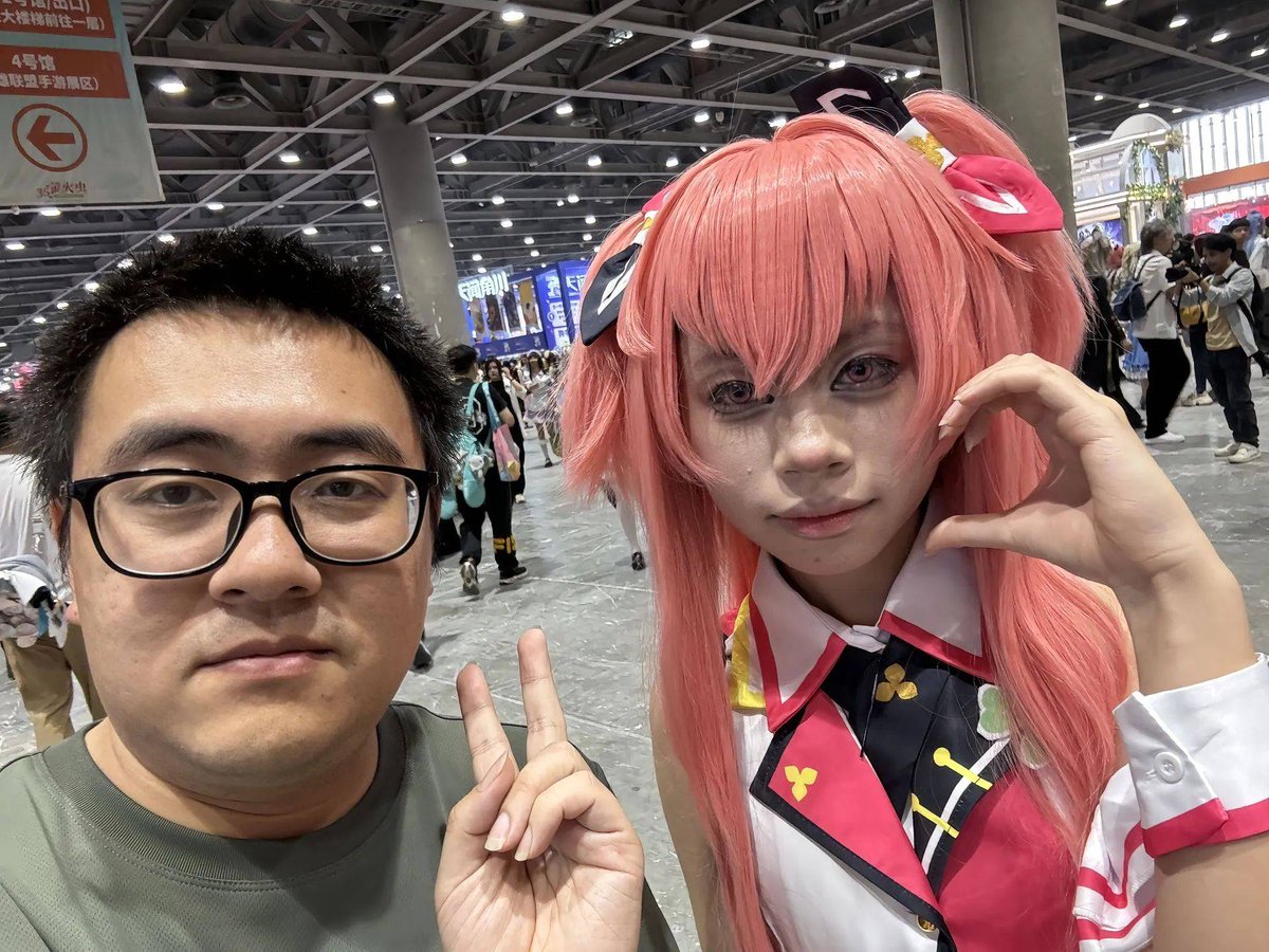 Boybelost's tweet photo. Just had the most amazing day at the comic con! Met my favorite voice actor, grabbed limited-edition merch and took way too many pics with cool cosplayers. Already counting down to next year! https://t.co/z2krZNoEBf
