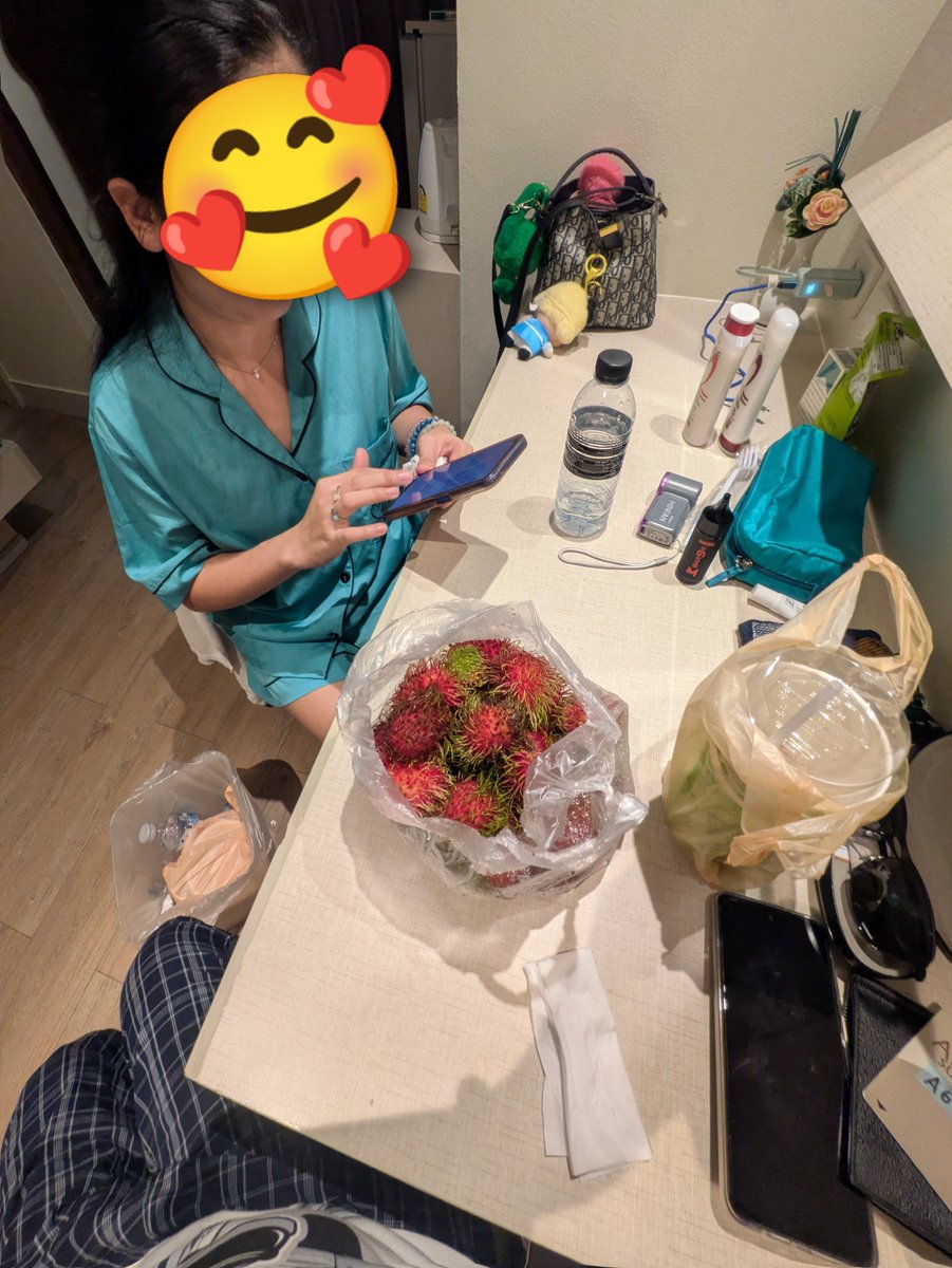 akiajitw's tweet photo. おはようございますm(_ _)m
昨夜はBARで飲んだ後に、ボスママの家に行く予定でしたが寝てしまい、起きたら朝(笑)
彼女とコンビニの朝飯を食べ、その後BARで朝飲み🍻
セイヌアは爆睡🐕️
彼女はネイルとまつ毛エクステ、私はマッサージと別行動😉
なぜなら明日はラン島ビーチ遊び♫
#パタヤ　#朝飲み https://t.co/jzN0vhUYxz