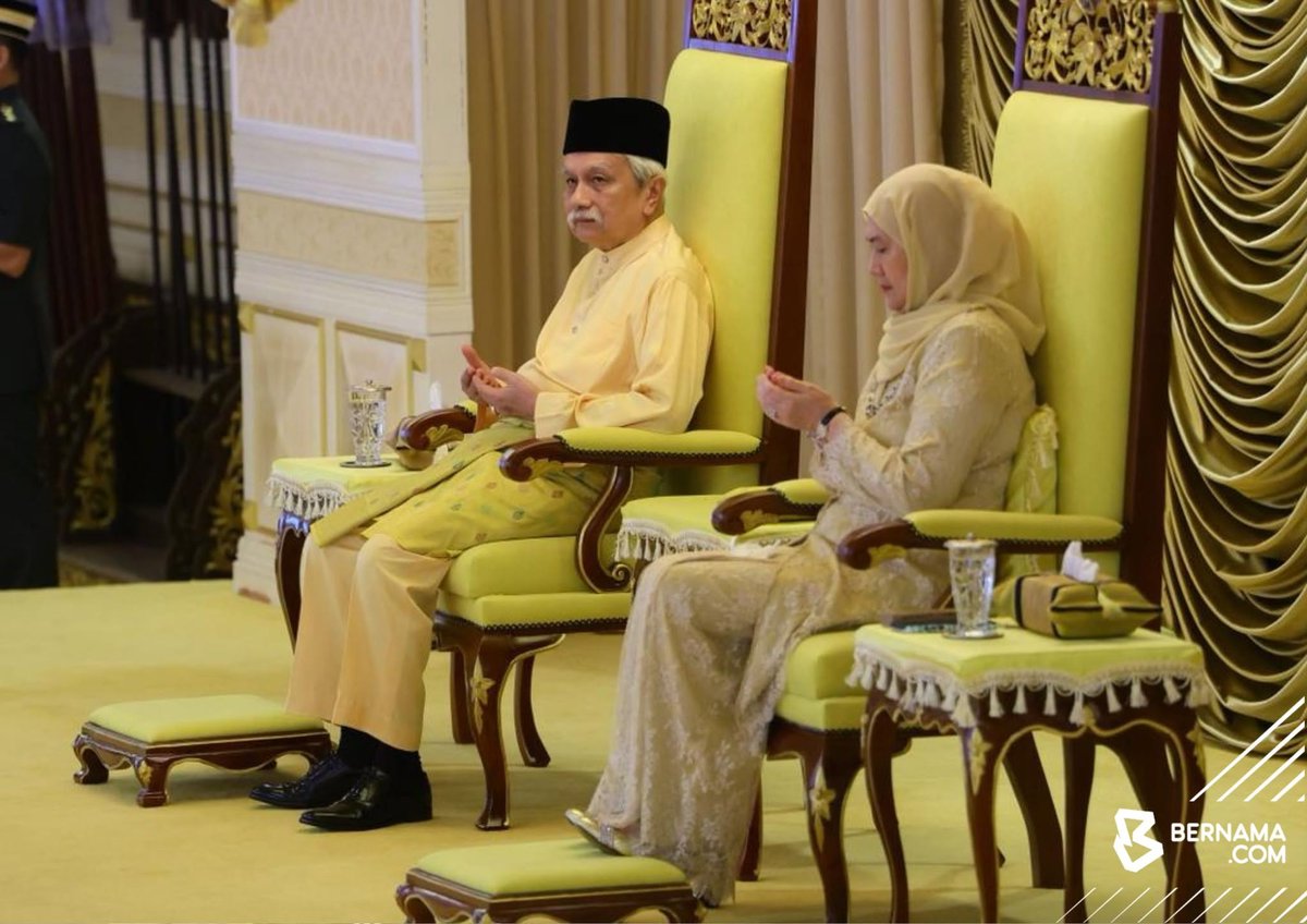 bernamadotcom's tweet photo. 𝐓𝐔𝐍𝐊𝐔 𝐙𝐀𝐈𝐍 𝐃𝐈𝐌𝐀𝐒𝐘𝐇𝐔𝐑𝐊𝐀𝐍 𝐒𝐄𝐁𝐀𝐆𝐀𝐈 𝐓𝐔𝐍𝐊𝐔 𝐏𝐀𝐍𝐆𝐋𝐈𝐌𝐀 𝐁𝐄𝐒𝐀𝐑 𝐍𝐄𝐆𝐄𝐑𝐈 𝐒𝐄𝐌𝐁𝐈𝐋𝐀𝐍

#NegeriSembilan Yang Dipertuan Besar Negeri Sembilan Tuanku Muhriz Tuanku Munawir hari ini berkenan memasyhurkan putera kedua baginda Tunku Zain Al-'Abidin sebagai Tunku Panglima Besar pada satu istiadat di Balairong Seri, Istana Besar Seri Menanti, hari ini.

Turut berangkat Tunku Ampuan Besar Negeri Sembilan Tuanku Aishah Rohani Tengku Besar Mahmud dan Tunku Besar Seri Menanti Tunku Ali Redhauddin Tuanku Muhriz.