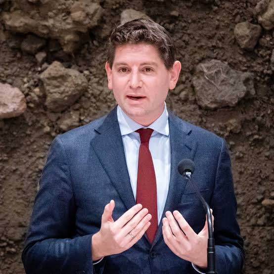 LucLujohuad's tweet photo. Deze D66’er heeft structureel een gigantisch groot tekort aan gezonde en goed werkende hersencellen!                                            Alles wat hij uitkraamt getuigt van een buitengewoon laag IQ, leugens, bedrog en bagger!
Dit is bewezen wel de standaard voor alle D66’ers!