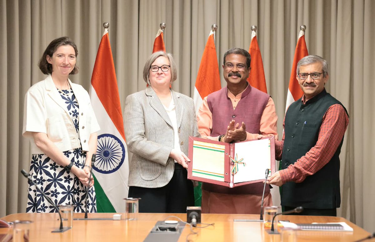 Lindy_Cameron's tweet photo. Our education partnership lies at the heart of UK-India Vision 2035. Great to join Minister @dpradhanbjp at a special ceremony to formally hand over letters of approval to two fantastic British universities opening branch campuses in #Mumbai – University of Bristol and University of York.
