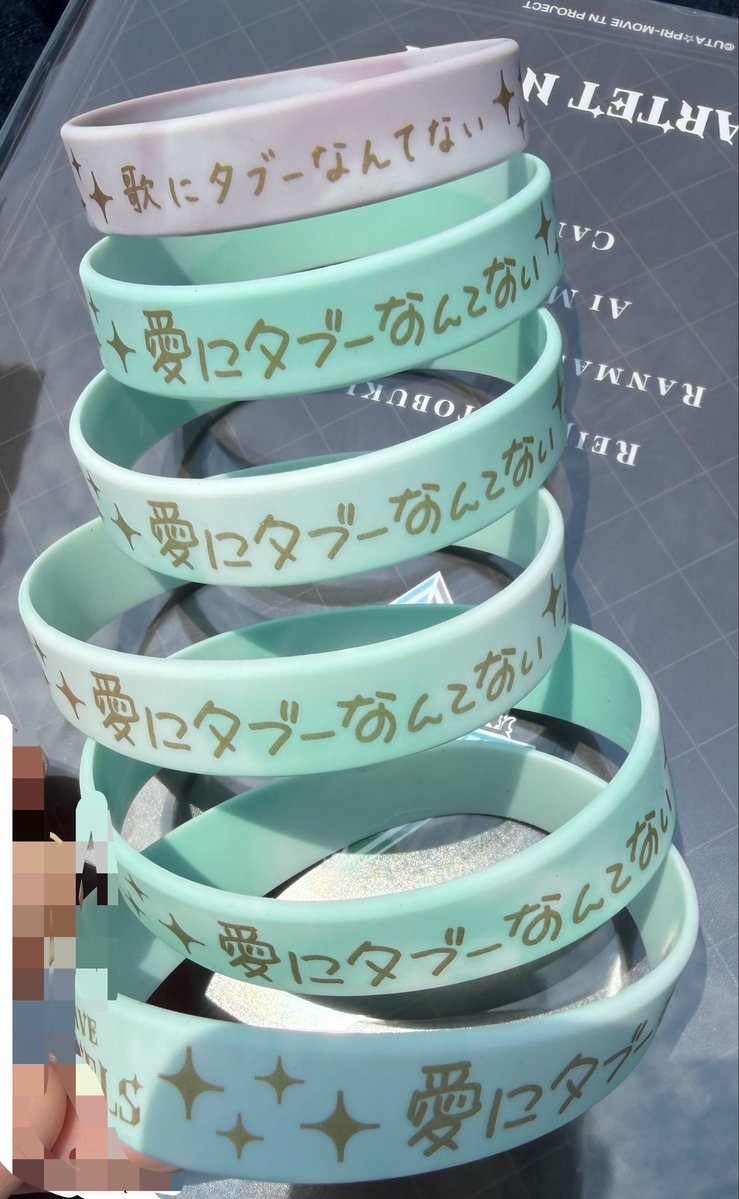 At3411's tweet photo. カルライ物販特典6つもらったのね。

嶺二！
嶺二！！
嶺二？

嶺二……？

嶺二……

藍！！！

ってなってた https://t.co/pOVguWZaYf