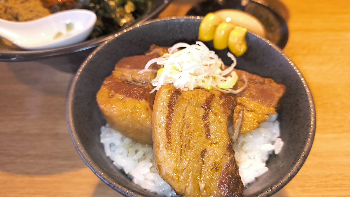 liDLKMV7YwLxF4O's tweet photo. 麺処鶴舞屋さんに訪問。
台湾まぜそば、角煮ごはん、味玉。
うましら〜。

@BgEjIbgUoCjX0st https://t.co/yvmbqKetLc