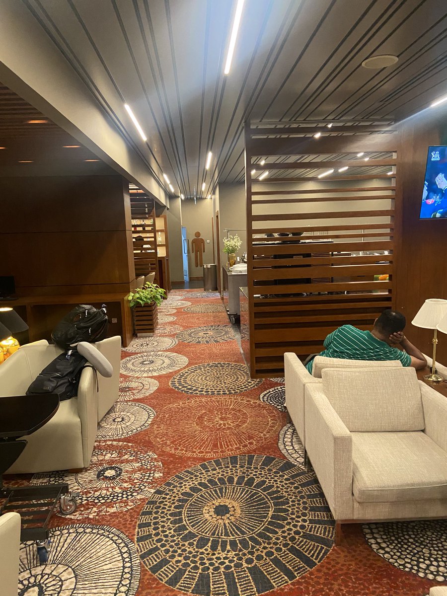 Tech_glareOffl's tweet photo. If you Visit SriLanka Airport and You have Some Layover Time, Close your Eyes and Go to “Lotus Lounge”

Good Food selection, Comfortable seating with Runway View.

This can be Accessed for Rs.2 with Priority Pass. 

Never Ever go to “Palm Strip Lounge” https://t.co/dtbevMQmcU