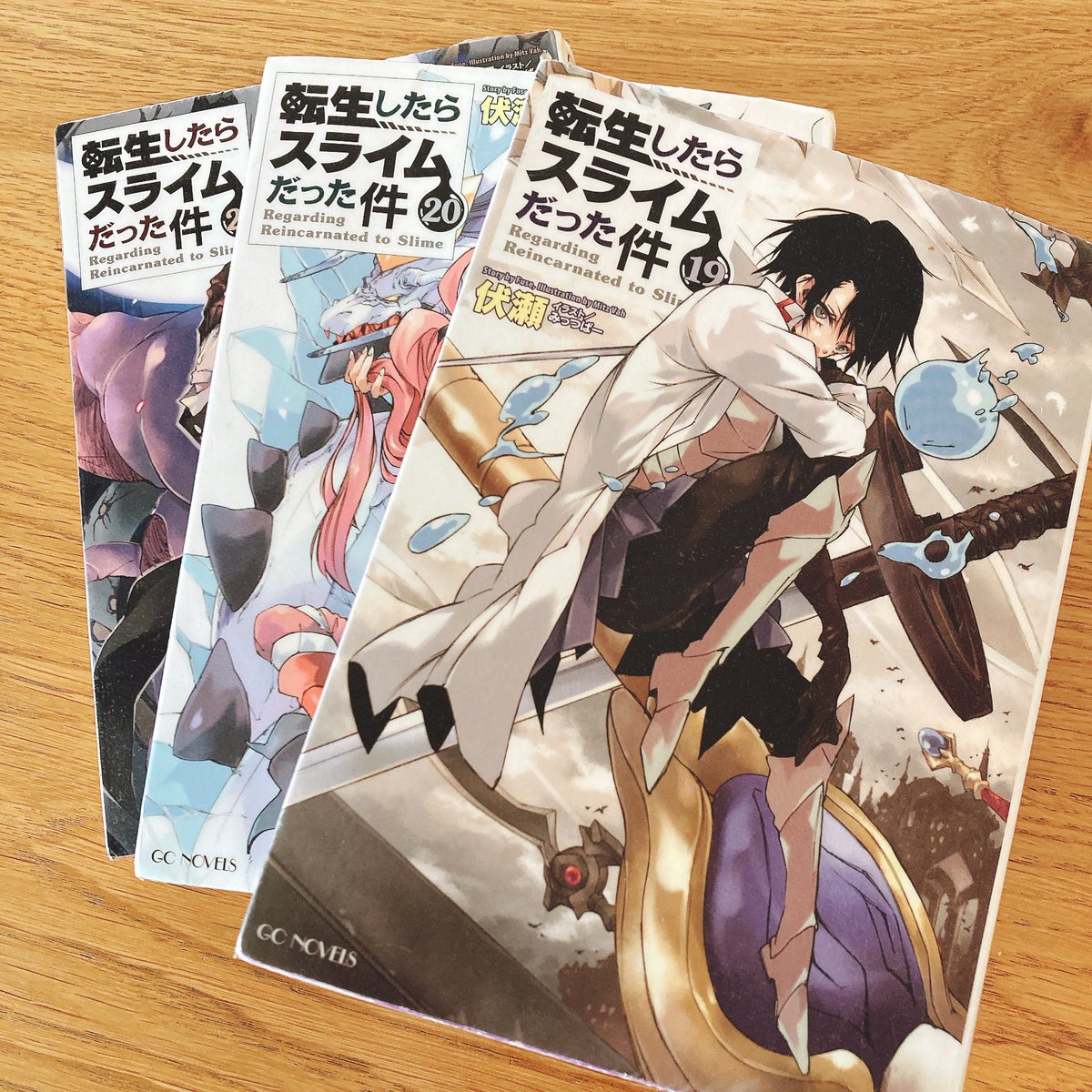 momo_lime's tweet photo. 1ヶ月前から転スラを読み始めた小学生の娘。もう20巻まで進んだ。読むの早くないですか？！

図書館で借りて読んでいるのだけど、さすがに最新刊は待ちがたくさんいてすぐには借りられない。気長に待てなさそうだから本屋さんだな📚 https://t.co/taN6DkQ8u0