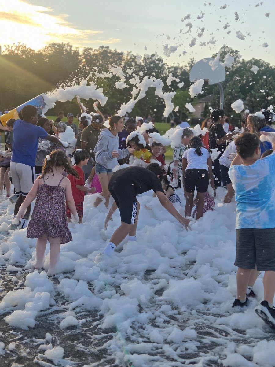 StPhilipDPCDSB's tweet photo. What an amazing evening  for our St. Philip  community. Year End Bbq was a blast. Thank you to our parent council for another successful event 🍦🤪🎉 https://t.co/9M5f18JNQL
