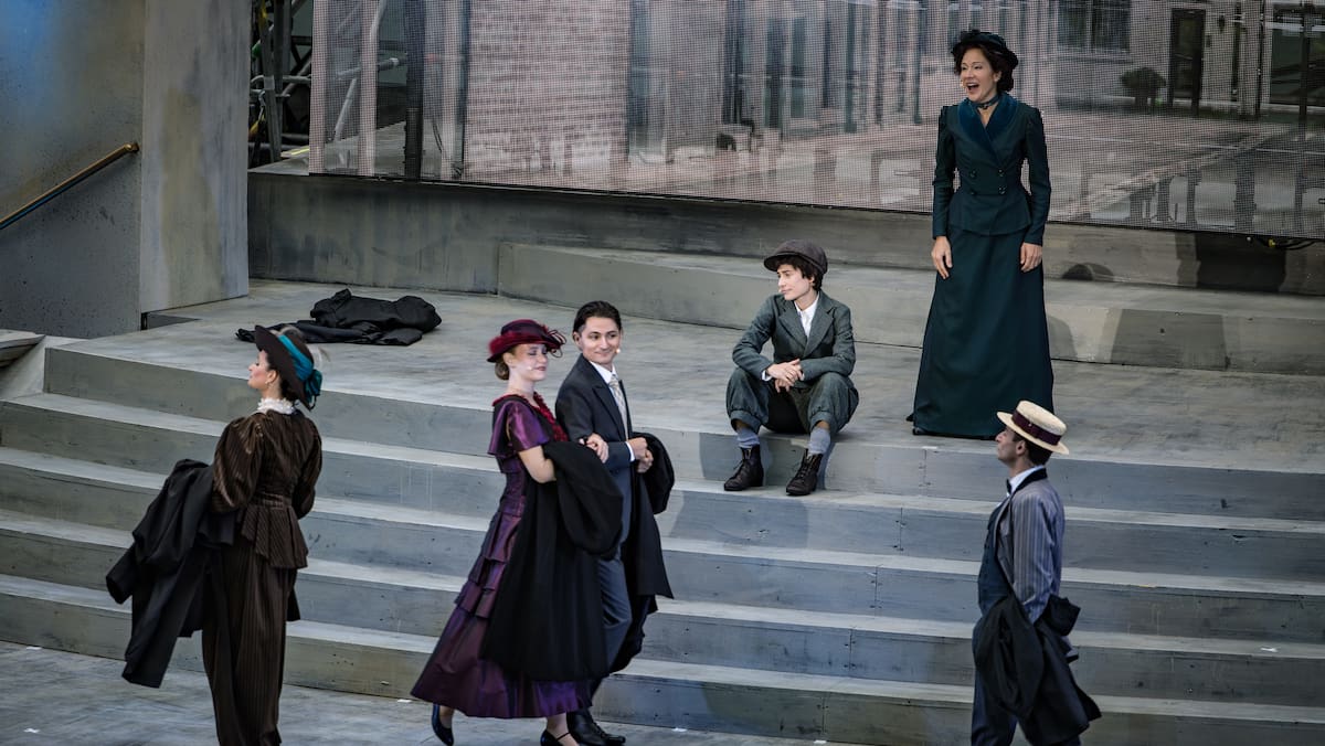 Blickch's tweet photo. «Chaplin – Das Musical» ist die würdige Huldigung an einen der grössten Schauspieler und Komiker aller Zeiten. Die Premiere auf der Seebühne in Walenstadt war lange vom Regen bedroht. Doch Chaplin und seine Fans zeigten sich standhaft.  
https://t.co/aoLY8OXE5V https://t.co/sHtxBfLA2n
