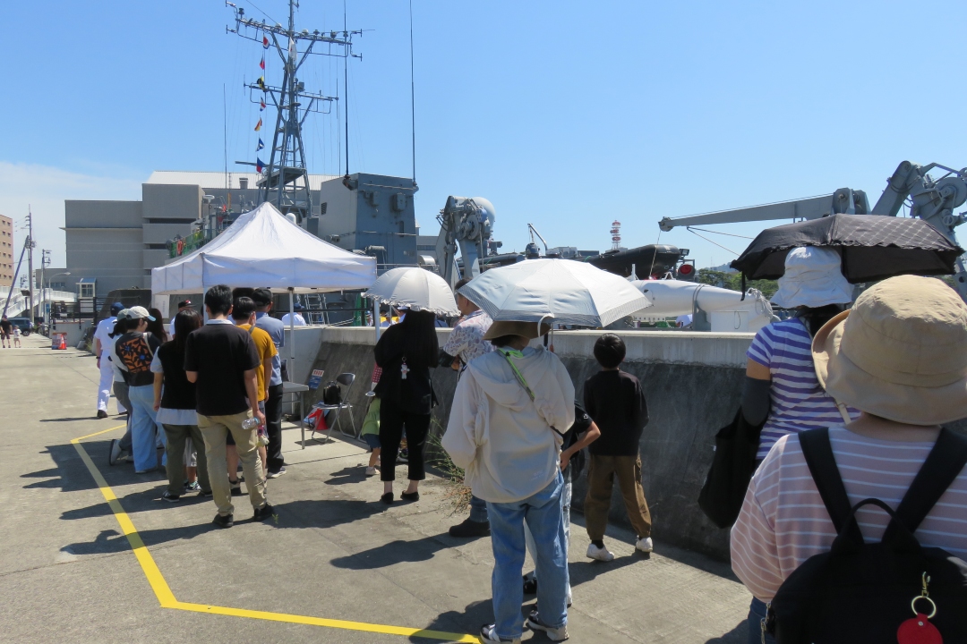 suikoukai_sns's tweet photo. 【水陸両用戦機雷戦群（ #くにさき ）　第4機雷戦隊（ #はつしま ）　高松寄港】 #四国在住会員
5月28〜31日の間 #高松港 へ寄港⚓「くにさき」は濃霧の影響で夜間入港となりました。一般公開では多くの市民が来場し、装備品展示も大盛況。隊員の皆様の任務完遂と航海の安全を祈念します。
#海上自衛隊 https://t.co/Ahxyw1FvBq