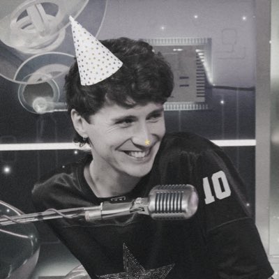 wokinghambear's tweet photo. #HAPPYBIRTHDAYDAN !!!! 🎂⭐️

you mean the whole entire world to me. during times in your life which you found incredibly difficult, you still were such a light at the end of little me’s tunnel and for that i am forever grateful. you are so courageous, inspirational and loved. <3 https://t.co/5W4i3zNYwR
