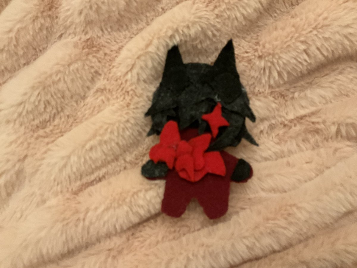 hqplushiex's tweet photo. Last pictures I could find of my HQ felt plush I hand made that took me WEEKS just for it to be destroyed…Anyways, the pins were made by my IRL friend! 

Pictures were taken around March / early April

#hqpressure #pressuretwt #robloxpressure #itabag #yumeship

@spumoniiee https://t.co/qf9kPhB3Qf