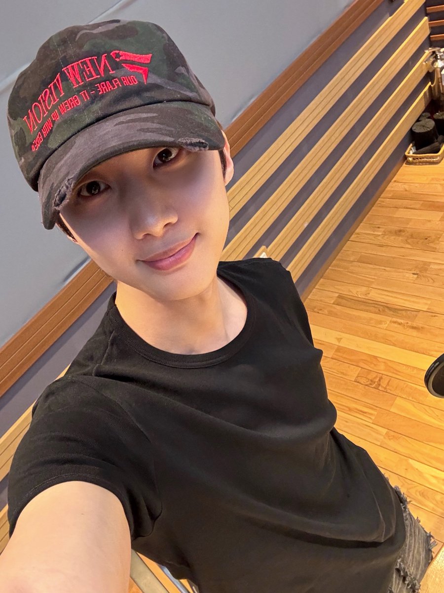 official_HUI's tweet photo. [📺]

잠시 후 9시!
MBC FM4U <#김이나의별이빛나는밤에>에
후이가 출연합니다 🥰

#후이 #HUI
#노래에기대는밤 https://t.co/miUWJ0lIjq