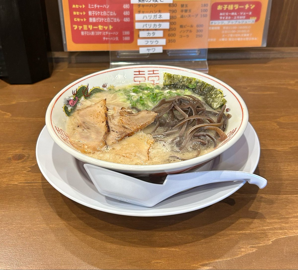 otoko_soba's tweet photo. 昨年できた西区の豚骨ラーメン
神戸です
キクラゲ増ししよ思たらデフォでも
��っこう多かった
替え玉ヤワと辛子高菜でふいにっしゆ https://t.co/ScppIOSgc1