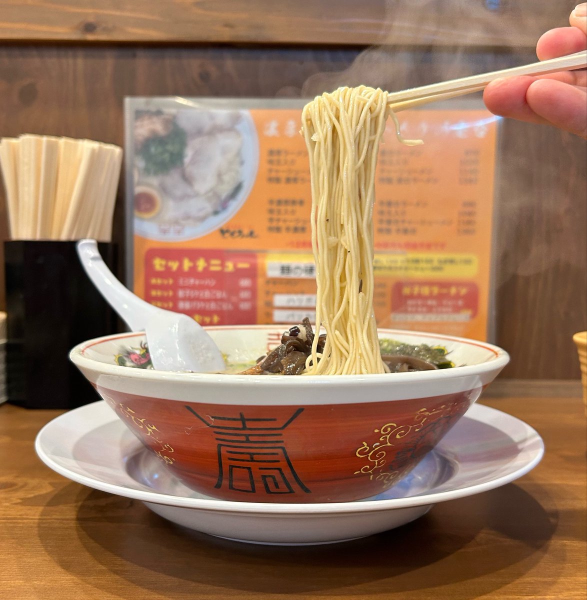 otoko_soba's tweet photo. 昨年できた西区の豚骨ラーメン
神戸です
キクラゲ増ししよ思たらデフォでも
��っこう多かった
替え玉ヤワと辛子高菜でふいにっしゆ https://t.co/ScppIOSgc1