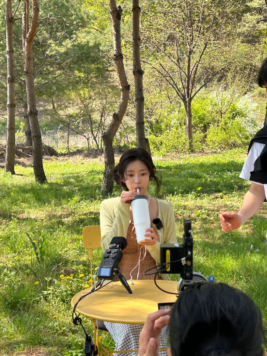moeunah's tweet photo. ‹📸›
💬 i’m looking for more photos to send you
💬 when was this taken?
💬 i guess this is kind of a fan meeting spoiler (?) 
💬 i think that’s the face i made because there was so much noise around me
‹📸›
💬 isn’t the sunshine so nice? https://t.co/0Q595KjkED
