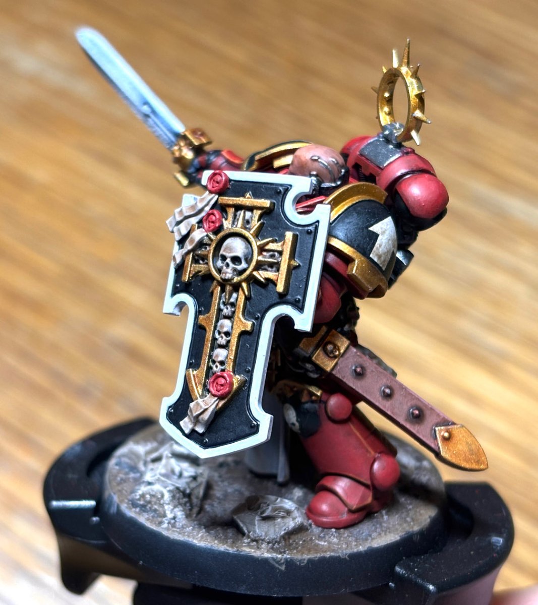 PePe_Bneco's tweet photo. [SPACE MARINES] BLADEGUARD VETERANS
最後の3体目もペイント完了（いったんw）
カッコイイ✨でもやっぱり顔が難しい〜😅
お次は先日お迎えした
RED CORSAIRS RAIDERS✨に着手♪
REDっていうくらいなんで
ボディカラーが また赤なんですよね💦
#PePe_Bneco #Warhammer40k #warhammercommunity
#miniaturepainting #ウォーハンマー初心者 #ウォーハンマー