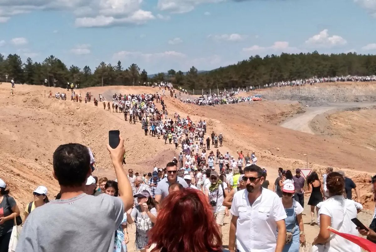 kisadalgamedya's tweet photo. ✏️ Kabus geri döndü: Kirazlı’da direniş köylü inisiyatifiyle yeniden büyüyor

Kirazlı’da yıllar önce büyük toplumsal tepkiyle durdurulan altın madeni projesi yeniden gündemde. TÜMAD’ın sahaya iş makineleriyle girmesi üzerine köylüler ve yaşam savunucuları “Kirazlı Yaşam ve Su İnisiyatifi” çatısı altında yeniden örgütlenerek Atikhisar Barajı ve Kazdağları için mücadele çağrısı yaptı.

Damla Yeltekin'in haberi...

https://t.co/viCZ6ZwdDA