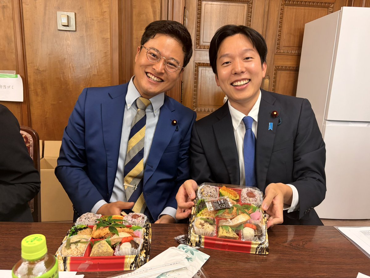 mori_yosuke_'s tweet photo. 今日の拡大代議士会では、足立区東和の「和食工房おべんと亭」のお弁当を同僚議員に持って行きました。
色々なおかずが盛りだくさんに入ったお弁当で、どのおかずも絶品でした！
玉木代表、橋本幹彦議員も「足立のお弁当おいしかったよ！」と大絶賛。
お弁当の種類も豊富なので、ぜひ皆さん行ってみてください🍱