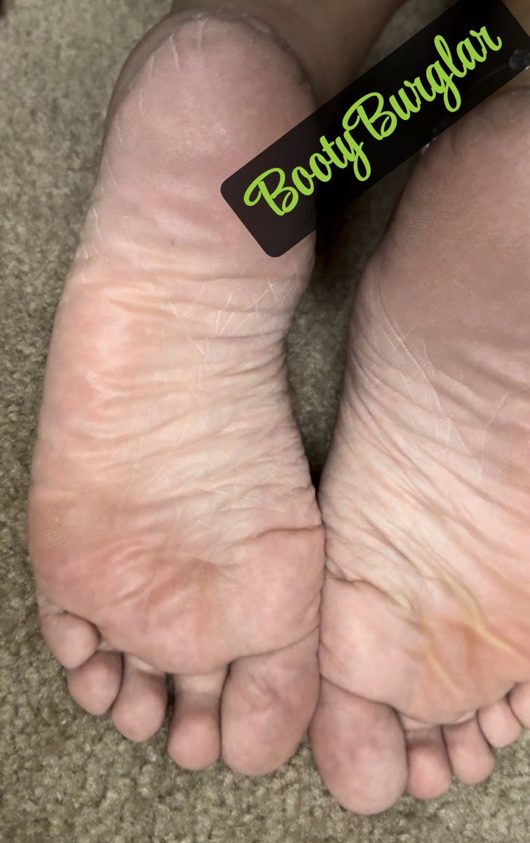 BootyBurglar000's tweet photo. #latinafeet #wrinklysoles #wrinklesgiveboners #wrinkles #prettyfeet #prettysoles #drysoles 
#higharches https://t.co/HWACranqQx