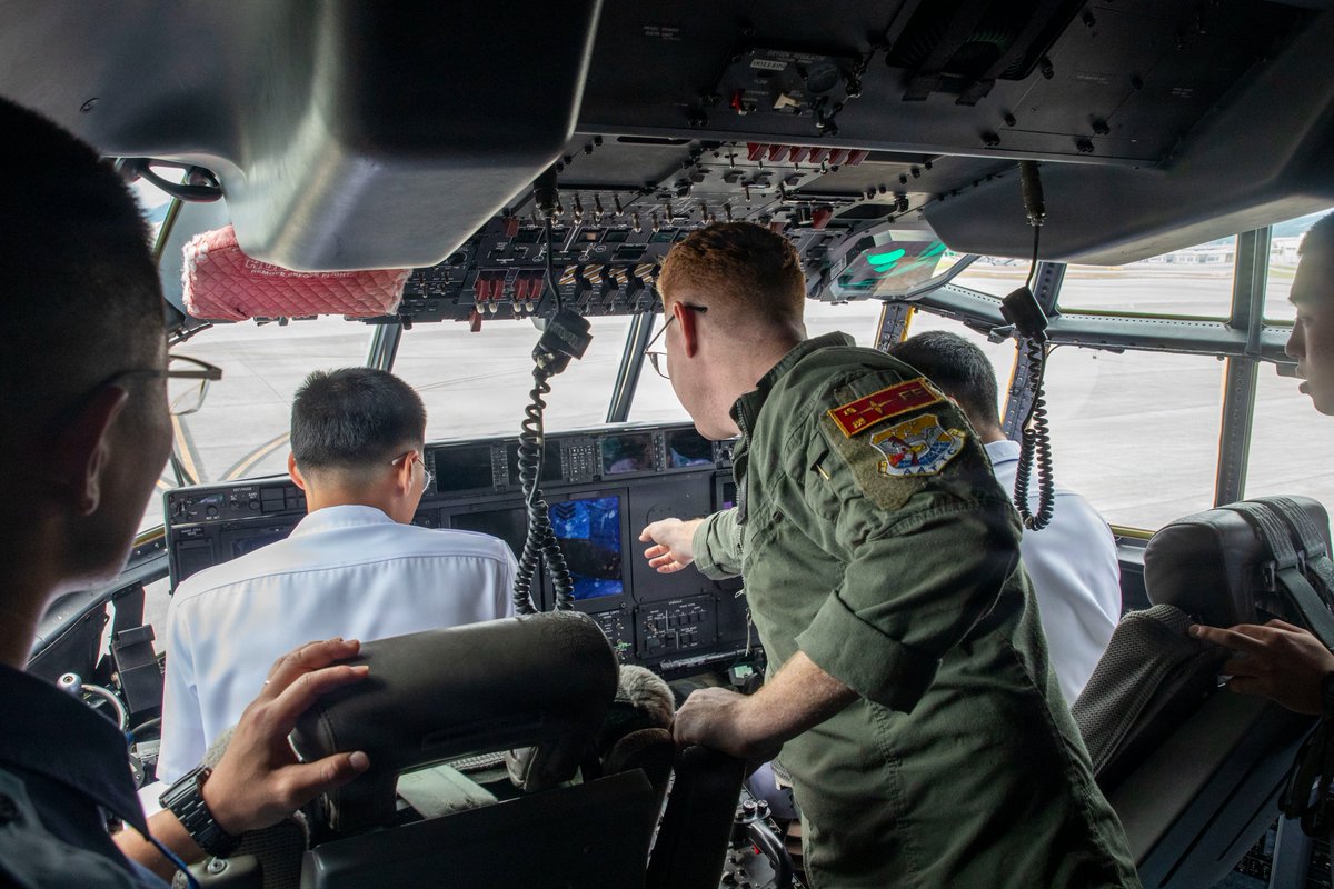1stMAW_Marines's tweet photo. Japan Maritime Self-Defense Force #cadets toured #Marine Corps Air Station Iwakuni and a KC-130J Super Hercules with Marine Aerial Refueler Transport Squadron 152.

📍 Marine Corps Air Station Iwakuni, Japan, June 9, 2026. https://t.co/3ugaves72Y