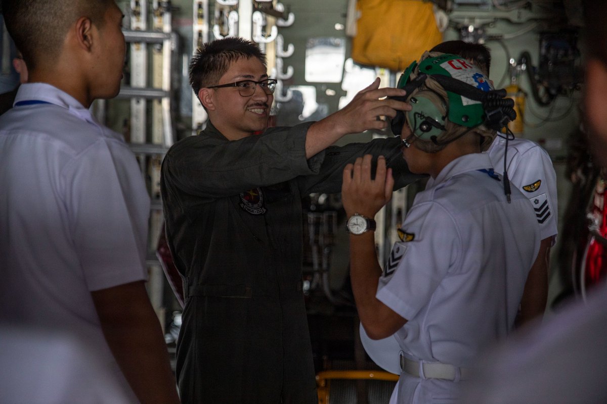 1stMAW_Marines's tweet photo. Japan Maritime Self-Defense Force #cadets toured #Marine Corps Air Station Iwakuni and a KC-130J Super Hercules with Marine Aerial Refueler Transport Squadron 152.

📍 Marine Corps Air Station Iwakuni, Japan, June 9, 2026. https://t.co/3ugaves72Y