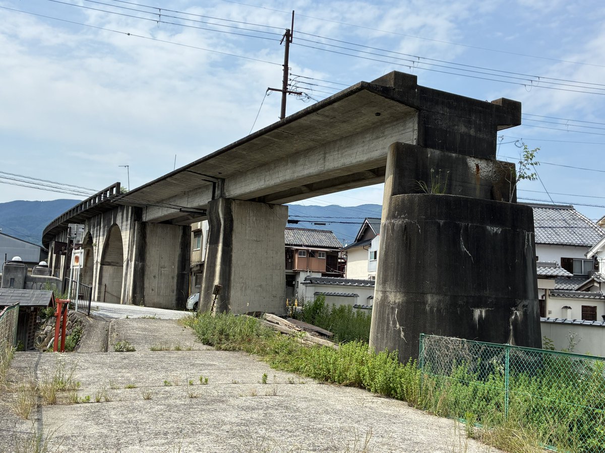 destiny8454's tweet photo. 幻の五新鉄道
昔五條市と新宮市までを結ぶ五新鉄道の計画があって、工事は中断されたけど鉄道橋が残ってるみたい https://t.co/9H6XQqVHet
