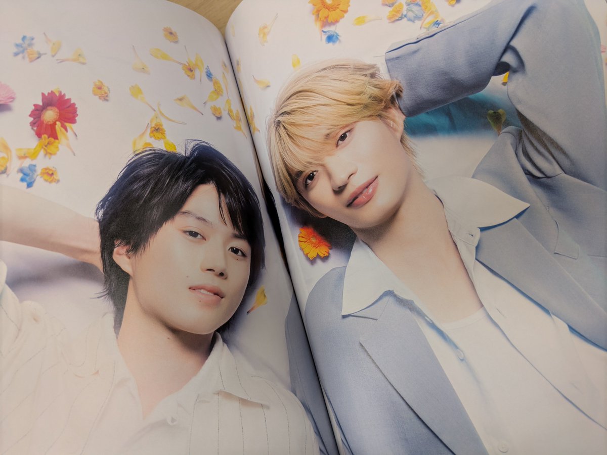 Sparkle_editor's tweet photo. 📸誌面チラ見せ📸

本日発売の『#Sparkle64』より、
ドラマ「#君は夏のなか」の #奥智哉 さん＆ #杢代和人 さんのページをちょっとだけ公開🌻

透明感あふれるカットから尊い2ショットまで🩷
仲良し全開なインタビューも必読です！
ぜひ圧巻の18ページを堪能してください✨

🔗https://t.co/EJjxFnLVEl https://t.co/1UhcRamORi