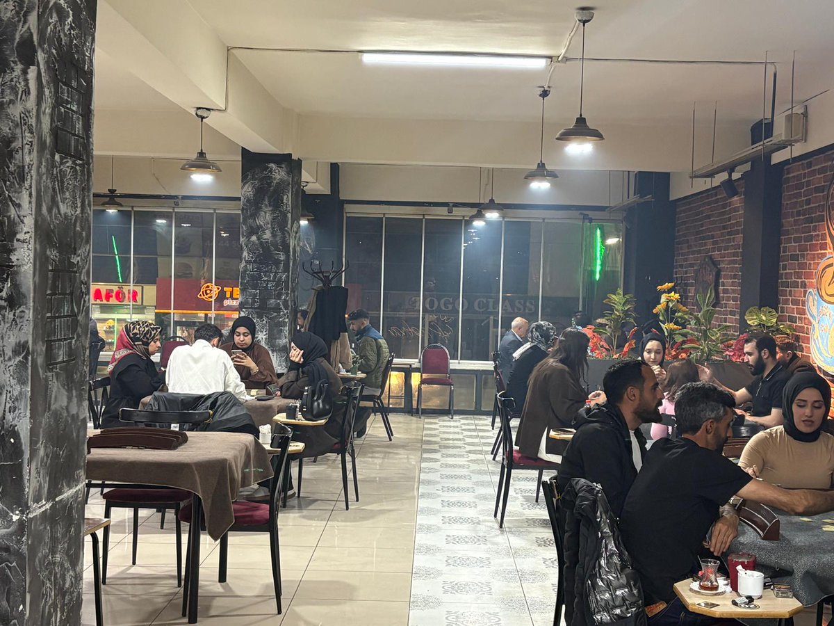 kisadalgamedya's tweet photo. ✏️ Bingöl’ün Z’si: Burada genç olmak sadece hayatta kalmak mı?

Yüksek lisans yaptığı Almanya’dan memleketine dönen genç kadın. İstanbul’dan Bingöl’e gelen öğretmen. Geçinemediği için evlenemeyen veya okey salonunda ‘bekleyen’ gençler. Sattığı yemek takımının fiyatından az maaşla geçinmeye çalışıp KPSS’ye hazırlananlar. Burada ‘kalan’ gençler soruyor: “Bingöl’de genç olmak sadece hayatta kalmak mı?”

Zeynep Akat'ın haberi...

https://t.co/sRhBSjfdSM