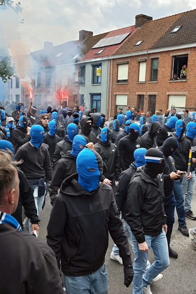 BMitraglia's tweet photo. ✍🏻 Roberto Riccardi

Belfast brucia. E presto le fiamme potrebbero arrivare alle nostre case, accese da chi ha reso l’immigrazione incontrollata un affare di soldi e politica.

Torniamo in Ulster per vedere il nostro futuro prossimo. Sessantadue incendi in cinque ore, autobus rovesciati, case di minoranze etniche date alle fiamme, famiglie con neonati in fuga scortate dai vigili del fuoco.

Uomini mascherati che sfondano porte e gridano “stranieri fuori” in quartieri dove trent’anni fa si sparava tra cattolici e protestanti.

La miccia, lunedì notte: Hadi Alodid, trent’anni, sudanese, richiedente asilo con status di rifugiato, ha aggredito un ignaro passante con un coltello da cucina colpendolo alla schiena, al volto e agli occhi.

Poi, come mostra il video visto da milioni di persone, ha portato la lama a ripetizione al collo della vittima. Solo le bastonate dei passanti hanno impedito la decapitazione.

Una settimana prima l’Inghilterra aveva guardato attonita le immagini di Henry Nowak, diciotto anni, ammanettato dagli agenti mentre moriva dissanguato, perché il suo assassino, inglese di seconda generazione, aveva gridato al razzismo e la parola era pesata più del sangue.

Il pogrom è barbarie. Ma la domanda vera non è chi ha acceso il fuoco. È chi ha accatastato la legna per trent’anni.

Chi liquida le fiamme come “violenza dell’estrema destra” racconta una cronaca falsata, perché in piazza sono scese persone che mai si sarebbero sognate persino di sfilare con un cartello di protesta.

Chi cerca la causa deve guardare altrove: alla sistematica inversione dell’integrazione che la sinistra europea ha imposto come dottrina per un ventennio.

Non sono gli ultimi venuti a doversi integrare, ma chi è nato nella nazione ospitante deve assimilare le loro regole e abitudini e soddisfare le loro richieste. Una follia incredibile.

E non si parli di integrazione mancata come se fosse un processo ancora in corso.

Nelle stazioni, nei centri commerciali, nelle piazze del sabato sera, i maranza hanno già risposto: rapine di branco, aggressioni gratuite, devastazioni per noia e per odio. Non sono emarginati in cerca di riscatto.

Sono seconde e terze generazioni che rifiutano il Paese dove sono nate, ne disprezzano le regole, ne aggrediscono i coetanei. Non chiedono inclusione: rivendicano territorio.

Chi liquida tutto questo come cronaca straniera non ha letto la cronaca italiana.

Modena, 16 maggio. Un italo-marocchino lancia l’auto contro la folla e ferisce sette persone. La risposta della sinistra che governa la città arriva puntuale come un riflesso condizionato: caso isolato, gesto di uno squilibrato, nessuna matrice.

Poi, però, è calato un silenzio assoluto quando dai dispositivi elettronici di El Koudri sono emerse ricerche su attentati commessi in Europa, scaricamento di materiale jihadista.

E lo schema si è ricomposto: non l’esplosione improvvisa di un folle, lo studio paziente di un modello.

È la macchina della derubricazione, oliata da anni di esercizio: ogni attentatore diventa un pazzo, ogni allarme diventa razzismo, ogni critica diventa islamofobia.

È lo stesso copione recitato per ogni episodio che la sinistra non vuole vedere. Quando il fatto è innegabile, si cerca la causa nella vittima o nel contesto. Lo stupratore non sapeva.

L’accoltellatore era fragile. L’investitore era abbandonato dai servizi sociali. La colpa non è mai di chi agisce: è di chi non ha saputo accogliere, includere.

Diciannove giorni dopo, nella stessa Modena, lo stesso sindaco che aveva minimizzato ha accompagnato nelle scuole elementari un indagato per associazione con finalità di terrorismo, braccio destro dell’uomo ritenuto il vertice di Hamas in Italia.

Davanti a lui, bambini di sei anni battevano le mani al ritmo di cori per la Palestina. Non sanno cosa sia il 270 bis. Sanno già da che parte stare: qualcuno ha deciso al posto loro.

Perché l’indottrinamento non è un incidente, è un metodo. Scolaresche in ginocchio verso la Mecca, guidate nella preghiera da un imam. Piani dell’offerta formativa che fissano tra gli obiettivi didattici il riconoscimento dei Cinque Pilastri dell’Islam.

Nel Trevigiano, una scuola cattolica ha portato bambini di tre anni in moschea, dove sono stati fotografati inginocchiati sul tappeto della preghiera rivolti verso la Mecca, con le maestre velate “per rispetto”.

Tutto in assenza di qualsiasi intesa tra lo Stato e le comunità islamiche, dunque senza alcuna base giuridica. Quale altra confessione entrerebbe nelle aule pubbliche da una porta che la legge non ha mai aperto?

Laura Boldrini era stata profetica parlando degli immigrati. Riletta con gli occhi di oggi, più che una profezia fu una fatwa. Affermò che “I migranti sono l’avanguardia di quello stile di vita che presto sarà lo stile di vita di moltissimi di noi”.

E qualcuno la ha presa sul serio e, nell’attesa di arrenderci, ha iniziato a giustificarli un po’ troppo.

Quando la resa culturale arriva nei palazzi di giustizia, il cerchio si chiude.

Il vertice di questa parabola giudiziaria si è toccato due volte. La prima a Rimini, dove nel 2017 quattro stranieri stuprarono in gruppo una turista polacca e una transessuale peruviana su una spiaggia.

La consulente psicologa nominata dal tribunale ha scritto che l’imputato congolese non aveva “piena consapevolezza della gravità del reato” perché “nel suo contesto di provenienza il rispetto per l’autodeterminazione sessuale della donna non era adeguatamente acquisito”.

Tradotto: nel suo Paese si stupra, dunque non poteva sapere che qui non si fa.

La seconda a Salerno, dove l’avvocato Carmen Di Genio, membro del Comitato Pari Opportunità della Corte d’Appello, ha dichiarato testualmente: “Non possiamo pretendere che un africano sappia che in Italia, su una spiaggia, non si può violentare.”

Sono parole pronunciate dentro le aule di giustizia. Non da commentatori anonimi. Lo stupro diventa “incomprensione culturale”.

Il resto è contorno grottesco: a Padova un maiale di plastica in vetrina diventa un’offesa da rimuovere, nel Paese della mortadella. Si sorride, ma è il sorriso di chi misura quanto il terreno sia già morbido.

La sinistra minimizza perché ammettere significherebbe processarsi: ha spalancato le porte, scritto le regole deboli, ha aperto le aule, ha coltivato la dottrina dell’integrazione rovesciata.

Ma la legna accatastata non smette di essere legna perché qualcuno vieta di nominarla. Belfast ha mostrato il finale del film. L’Italia sta ancora girando le scene che lo preparano.

Belfast non è lontana. È soltanto in anticipo.